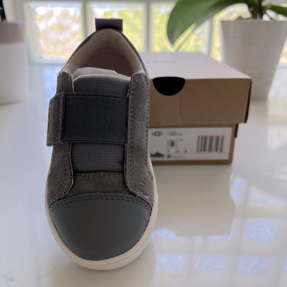 Kids Uggs shoes size 8 brand new